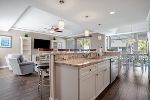 Villa, plusieurs lits, patio, vue jardin (1266 Harbour Town Club) | Cuisine privée | Réfrigérateur, micro-ondes, four, plaque de cuisson