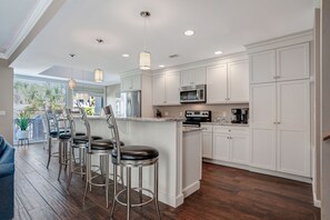 Villa, Mehrere Betten, Terrasse, Gartenblick (1266 Harbour Town Club) | Eigene Küche | Kühlschrank, Mikrowelle, Ofen, Herdplatte