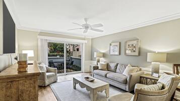 別墅, 多張床, 庭院, 花園景觀 (965 Cutter Court) | 起居區 | 42-吋平面電視,提供數位頻道