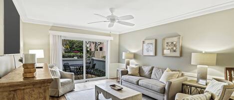 Villa, varias camas, patio, vista al jardín (965 Cutter Court) | Área de sala de estar | Televisión de pantalla plana de 42 pulgadas con canales digitales