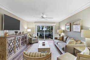 Villa, plusieurs lits, patio, vue jardin (965 Cutter Court) | Coin séjour | Télévision à écran plat de 42 pouces avec chaînes numériques