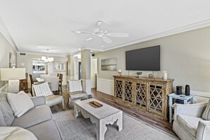 Villa, plusieurs lits, patio, vue jardin (965 Cutter Court) | Coin séjour