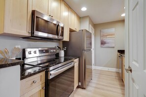 别墅, 1 张特大床, 露台, 花园景观 (905 Cutter Court) | 私人厨房 | 冰箱、微波炉、烤箱、炉灶