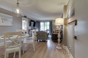 Villa, 1 cama King size, patio, vista al jardín (905 Cutter Court) | Interior