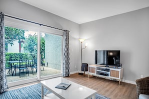 Villa, plusieurs lits, patio, vue piscine (287 Stoney Creek Villa) | Coin séjour | Télévision à écran plat de 42 pouces avec chaînes numériques
