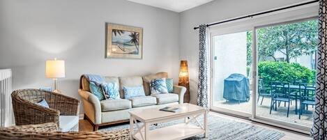 Villa, varias camas, patio, vista a la alberca (287 Stoney Creek Villa) | Área de sala de estar | Televisión de pantalla plana de 42 pulgadas con canales digitales