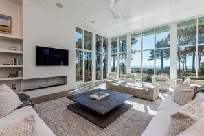 Casa de lujo, varias camas, cocina, vista al océano (18 Bald Eagle Road) | Área de sala de estar | Televisión de pantalla plana de 55 pulgadas con canales digitales 