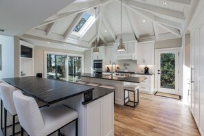 Luxe huis, meerdere bedden, keuken, uitzicht op oceaan (18 Bald Eagle Road) | Privékeuken | Een koelkast, een magnetron, een oven, een kookplaat