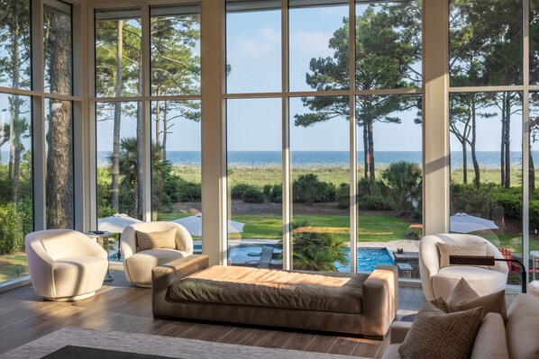 Luxe huis, meerdere bedden, keuken, uitzicht op oceaan (18 Bald Eagle Road) | Woonruimte | Een 55-inch flatscreentelevisie met digitale zenders en een open haard