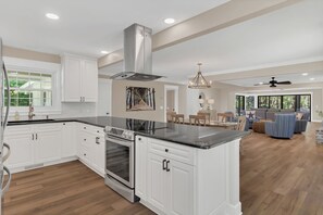 Maison, plusieurs lits, cuisine, vue piscine (15 Willow Oak West) | Cuisine privée | Réfrigérateur, micro-ondes, four, plaque de cuisson