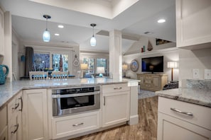 Villa, plusieurs lits, cuisine, vue golf (2426 Inland Harbour) | Cuisine privée | Réfrigérateur, micro-ondes, four, plaque de cuisson