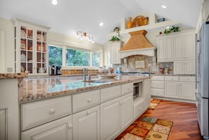 Maison, plusieurs lits, cuisine, vue piscine (47 Heritage Road) | Cuisine privée | Réfrigérateur, micro-ondes, four, plaque de cuisson