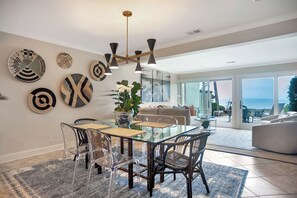 Villa, varias camas, patio (738 Schooner Court) | Restaurantes