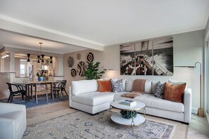 Villa, varias camas, patio (738 Schooner Court) | Área de sala de estar | Televisión de pantalla plana de 42 pulgadas con canales digitales 