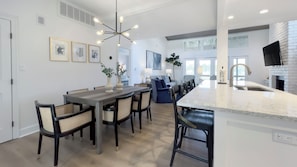 Villa - flera sängar - kök - utsikt mot golfbanan (6959 Fairway One) | Restauranger