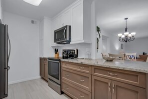 别墅, 多张床, 厨房 (910 Cutter Court) | 私人厨房 | 冰箱、微波炉、烤箱、炉灶