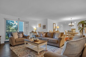 Villa, Meerdere bedden, keuken (910 Cutter Court) | Woonruimte | Een 42-inch flatscreentelevisie met digitale zenders