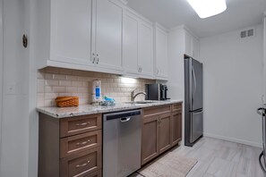 Villa, letti multipli, cucina (910 Cutter Court) | Cucina privata | Frigorifero, microonde, forno, piano cottura