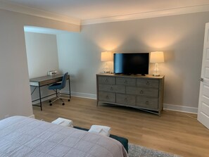 House, Multiple Beds, Kitchen, Pool View (17 South Live Oak) | 6 bedrooms, individually decorated, individually furnished, bed sheets - 17 South Live Oak at The Sea Pines Resort (Hilton Head Island)