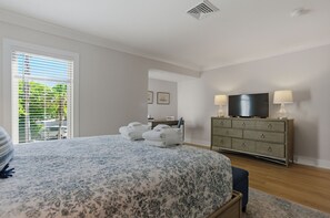 ハウス ベッド (複数台) キッチン プールビュー (17 South Live Oak) | 6 室のベッドルーム、客室ごとに異なる装飾、客室ごとに異なるインテリア、ベッドシーツ