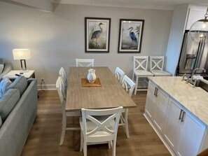 Ev, Birden Çok Yatak, Mutfak, Havuz Manzaralı (17 South Live Oak) | Yemek sevisi