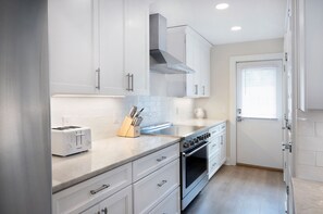 Ev, Birden Çok Yatak, Mutfak, Havuz Manzaralı (17 South Live Oak) | Özel mutfak | Kahve/çay makinesi, yemek masası 