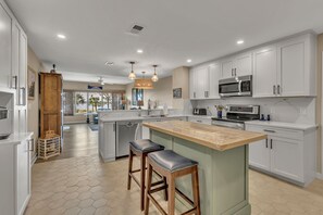 Villa, Berbilang Katil, Kitchen (1852 Beachside Tennis) | Dapur peribadi | Peti sejuk, ketuhar gelombang mikro, ketuhar, dapur