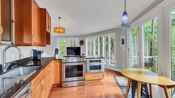 Villa, 2 Queen Beds, Kitchen (2050 Deer Island) | Private kitchen | Fridge, microwave, oven, stovetop