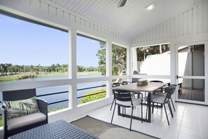 Villa, Mehrere Betten, Küche, Blick auf den Golfplatz (6964 Fairway One) | Speisen im Freien