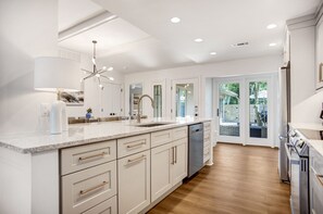 Villa, plusieurs lits, cuisine, vue golf (6964 Fairway One) | Cuisine privée | Réfrigérateur, micro-ondes, four, plaque de cuisson