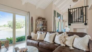 Villa, varias camas, patio (1605 Port Villas) | Zona de estar | Televisión de pantalla plana de 42 pulgadas con canales digitales