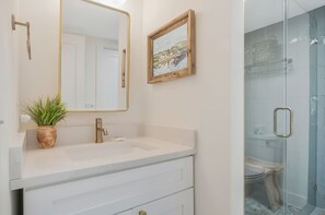 Huvila, useita sänkyjä, patio (1605 Port Villas) | Kylpyhuone | Suihku, pyyhkeet