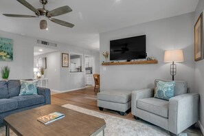 Villa - flera sängar - uteplats - utsikt mot golfbanan (2282 Heritage Villas) | Vardagsrum | 42-tums platt-tv med digitalkanaler