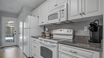 Biệt thự, nhiều giường, sân hiên, quang cảnh sân golf (2282 Heritage Villas) | Bếp riêng | Tủ lạnh, lò vi sóng, lò nướng, bếp nấu