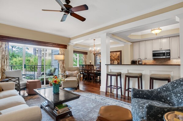 Biệt thự, nhiều giường, sân hiên, quang cảnh hồ bơi (1112 Harbour South Club Villa) | Khu phòng khách | TV màn hình phẳng 42-inch có truyền hình kỹ thuật số