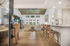 Villa - flera sängar - kök - utsikt mot golfbanan (6954 Fairway One) | Restauranger