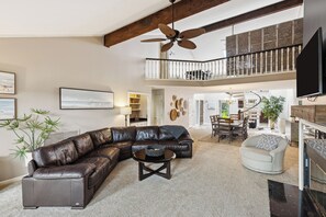 Villa, varias camas, cocina (2634 Calibogue Club) | Zona de estar | Televisión de pantalla plana de 42 pulgadas con canales digitales