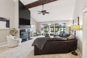 Villa, varias camas, cocina (2634 Calibogue Club) | Zona de estar | Televisión de pantalla plana de 42 pulgadas con canales digitales