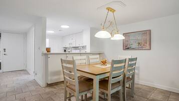 Villa, Multiple Beds, Balcony, Golf View (522 Plantation Club Villas) | Dining