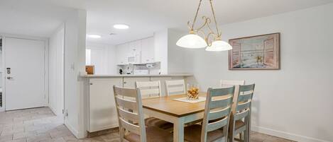 Vila, várias camas, sacada, vista para o campo de golfe (522 Plantation Club Villas) | Opções para refeição