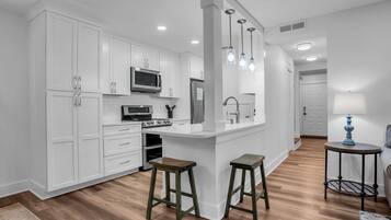 Villa, Multiple Beds, Kitchen, Garden View (815 Clipper Court) | Private kitchen | Fridge, microwave, oven, stovetop