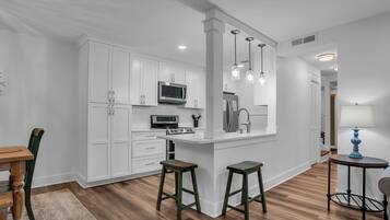 Villa, Multiple Beds, Kitchen, Garden View (815 Clipper Court) | Private kitchen | Fridge, microwave, oven, stovetop