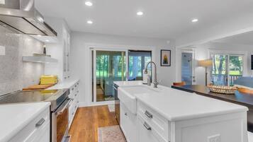 Villa, varias camas, patio, vistas al campo de golf (26 Muirfield Road) | Cocina privada | Frigorífico, microondas, horno y placa de cocina