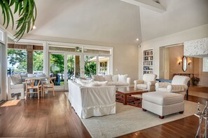 Casa, varias camas, cocina, vista a la alberca (6 Willet Road) | Área de sala de estar | Televisión de pantalla plana de 42 pulgadas con canales digitales 