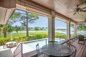 屋外ダイニングエリア