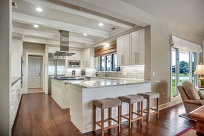 ハウス ベッド (複数台) キッチン プールビュー (6 Willet Road) | 専用キッチン | 冷蔵庫、電子レンジ、オーブン、コンロ