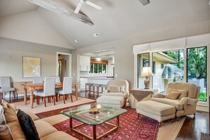 Casa, varias camas, cocina, vista a la alberca (6 Willet Road) | Área de sala de estar | Televisión de pantalla plana de 42 pulgadas con canales digitales 