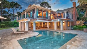 สระว่ายน้ำกลางแจ้ง