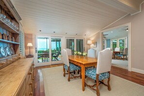 บ้านพัก, หลายเตียง, ลานระเบียง, วิวทะเล (17 Green Wing Teal) | ร้านอาหาร