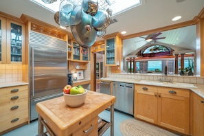 Maison, plusieurs lits, patio, vue océan (17 Green Wing Teal) | Cuisine privée | Réfrigérateur, micro-ondes, four, plaque de cuisson